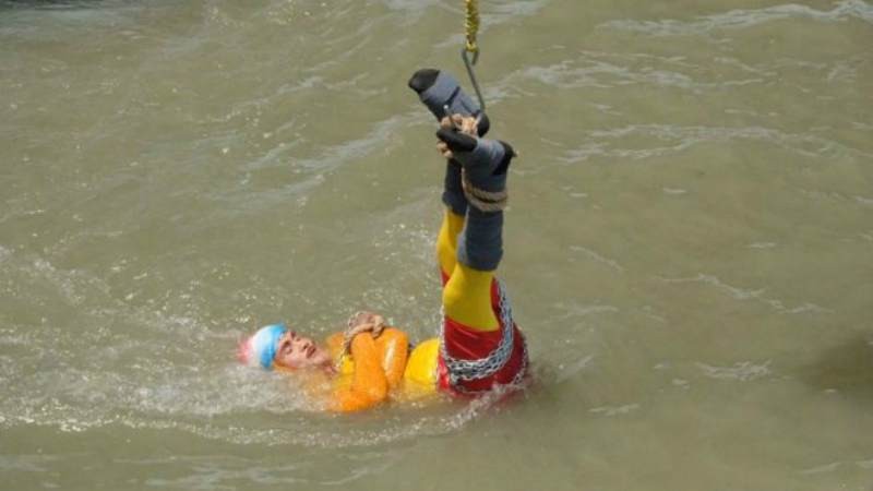 Құтқарушылар таба алмай жатыр: Әйгілі трюкті орындамақ болған сиқыршы суға батып кетті