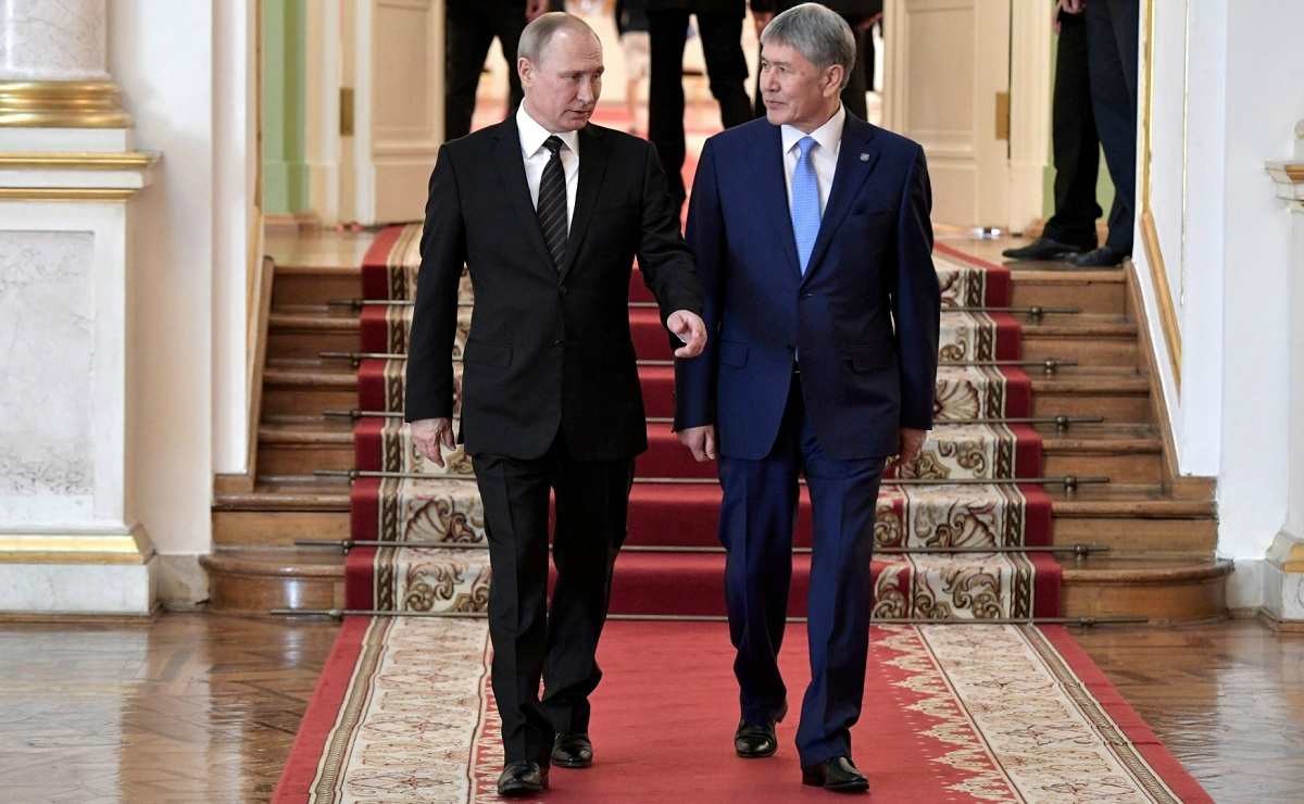 Владимир Путин Кремльде Қырғызстанның экс-президенті Алмазбек Атамбаевпен кездесті