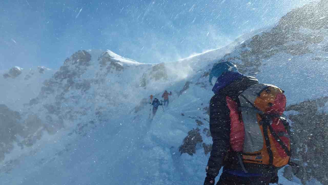 Қырғызстанда тау басында қалған альпинистердің жағдайы: СІМ түсініктеме берді