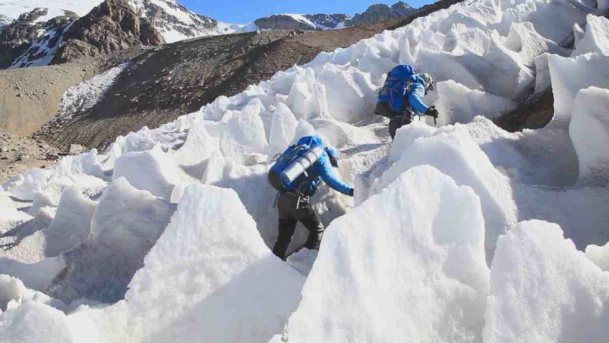 Тянь-Шаньдағы алматылықтарды құтқаруға альпинистер түкұшақпен Қырғызстанға ұшып кетті