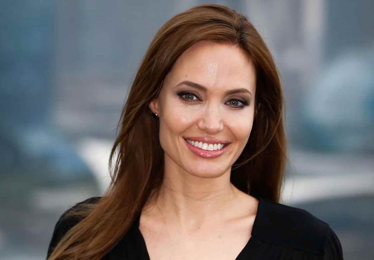 БАҚ: 44 жастағы Анджелина Джоли жетінші рет ана атанбақ