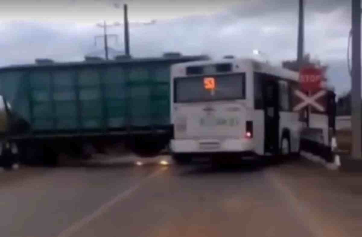 Автобус на жд переезде. Авария переезд автобус. В Казахстане поезд протаранил автобус. Столкновение автобуса и поезда на переезде.