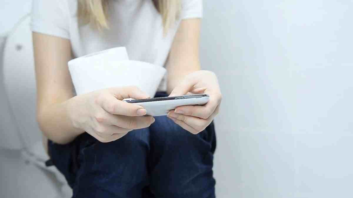 Дәрігерлер дәретханада отырғанда смартфон ұстаудың несімен қауіпті екенін түсіндірді