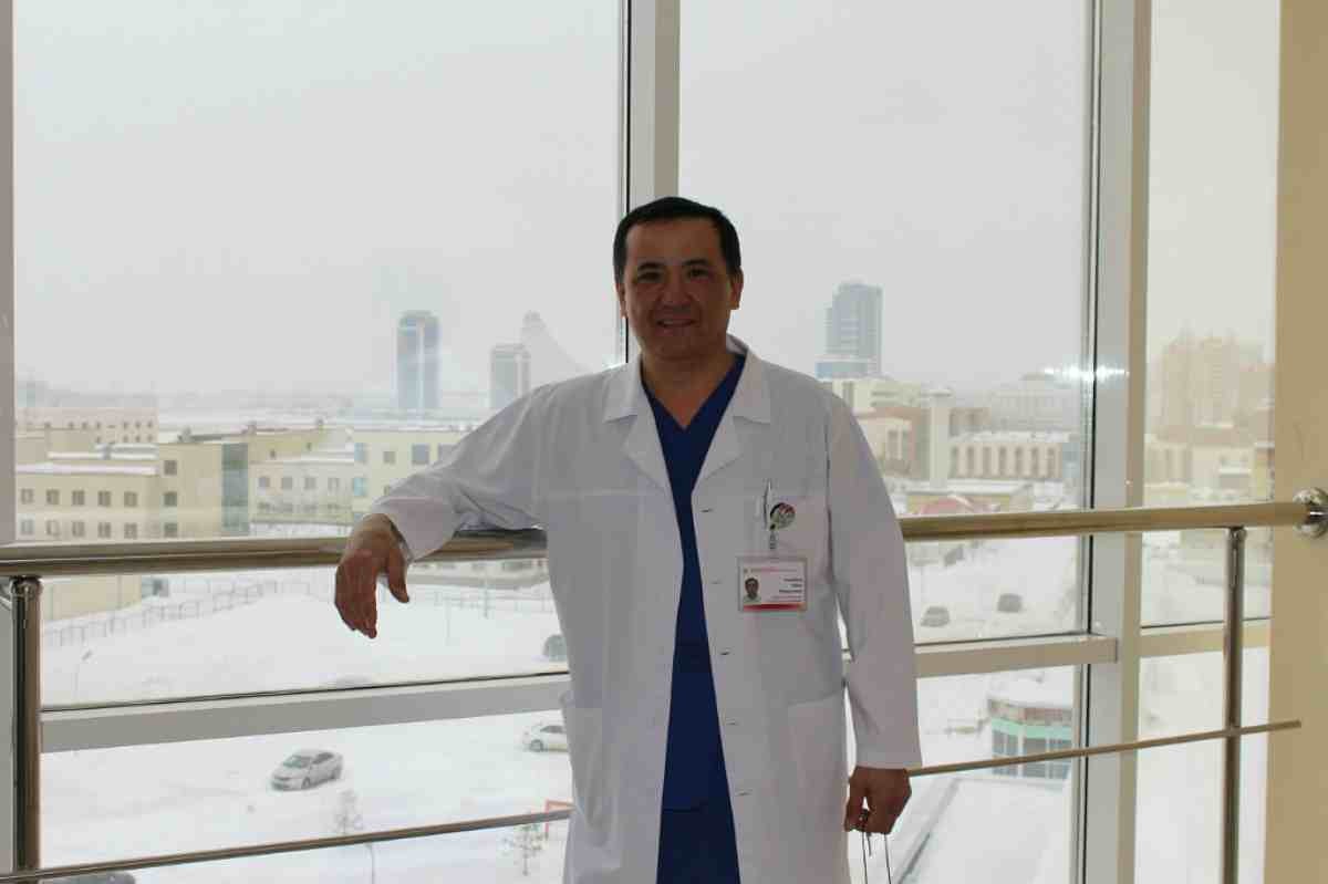 Медициналық қызметкерлер Серік Күдебаевтың ұлының өлмі үшін айыпталған дәрігерді қорғап жатыр