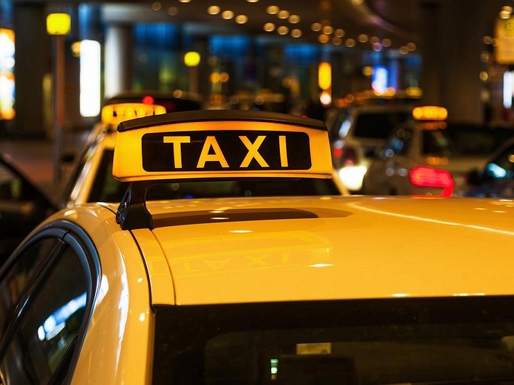 Алматы шетелдік қонақты қонақ үйге жеткізген таксист 15 мың теңге алған