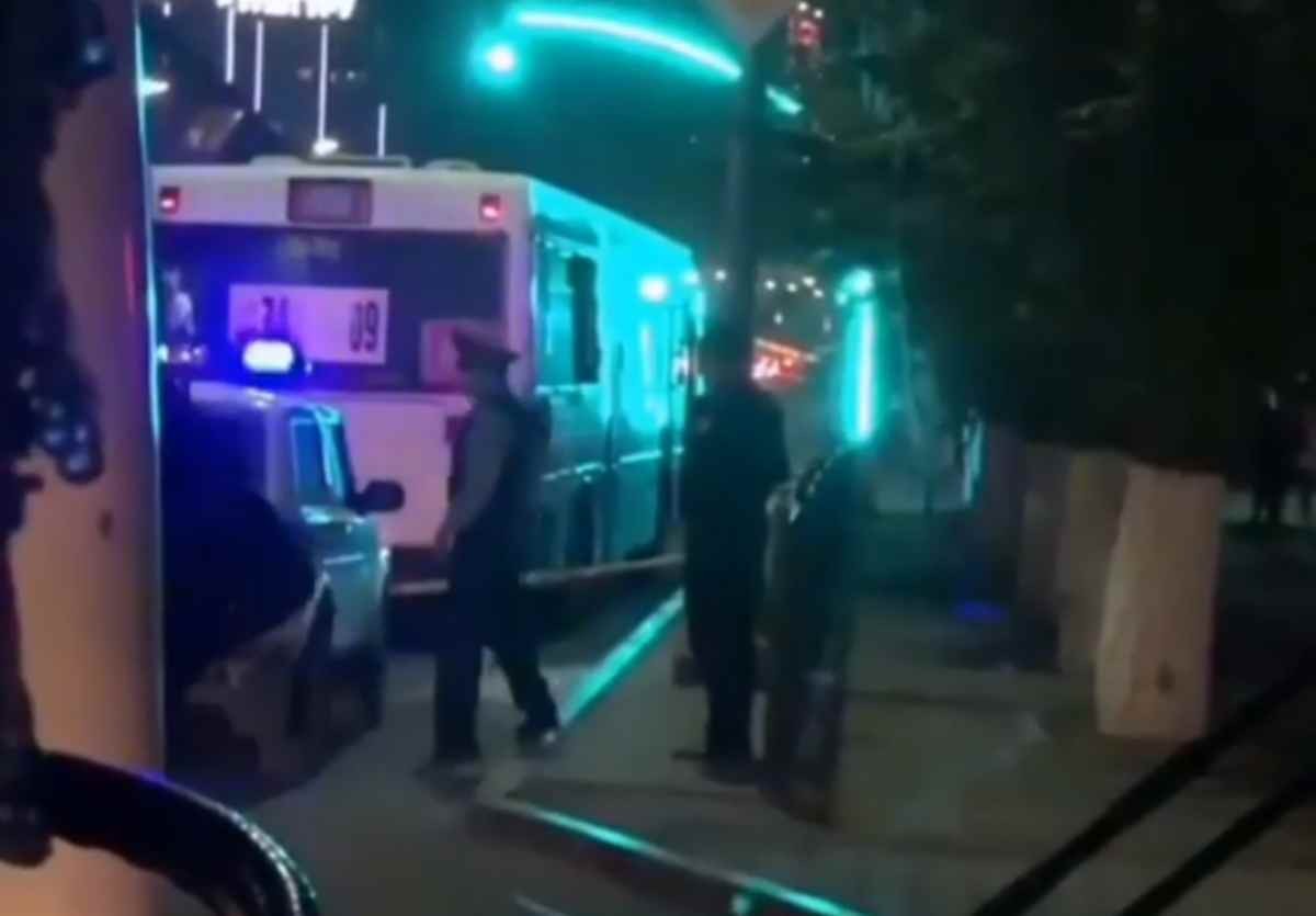 Екі жүзден аса жолаушы болған: Қарағандының орталығында бірнеше автобусқа оқ жаудырылды (видео)