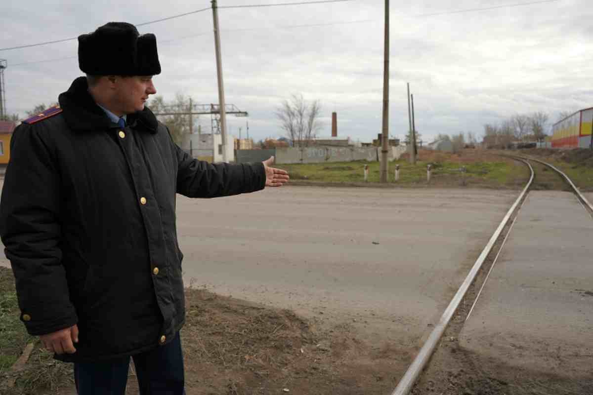Пойыз жақындап қалған еді: Қостанайда полицей пойыз астына түсіп өлмек болған әйелді құтқарып қалды