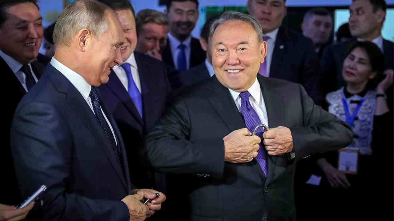 Путин Назарбаевтың Қазақстанда Зеленскиймен кездесу туралы ұсынысына жауап берді