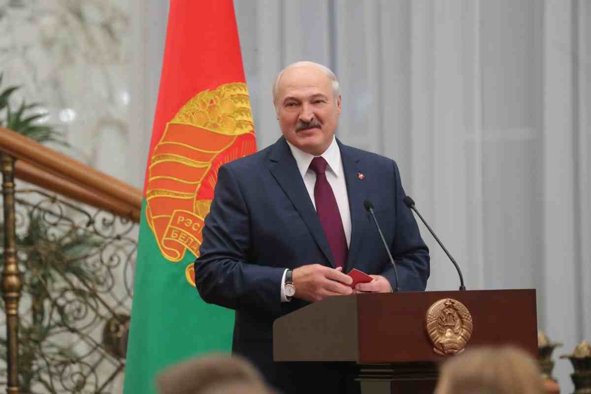 Лукашенко тағы да президент сайлауына түсетінін мәлімдеді 
