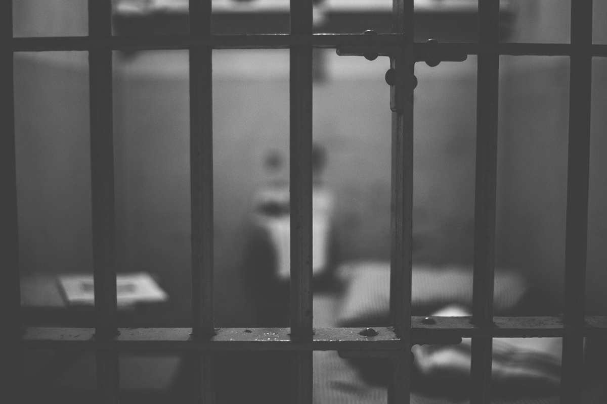 Зорлық ісімен айыпталған ер адам сотта өзіне қол салды
