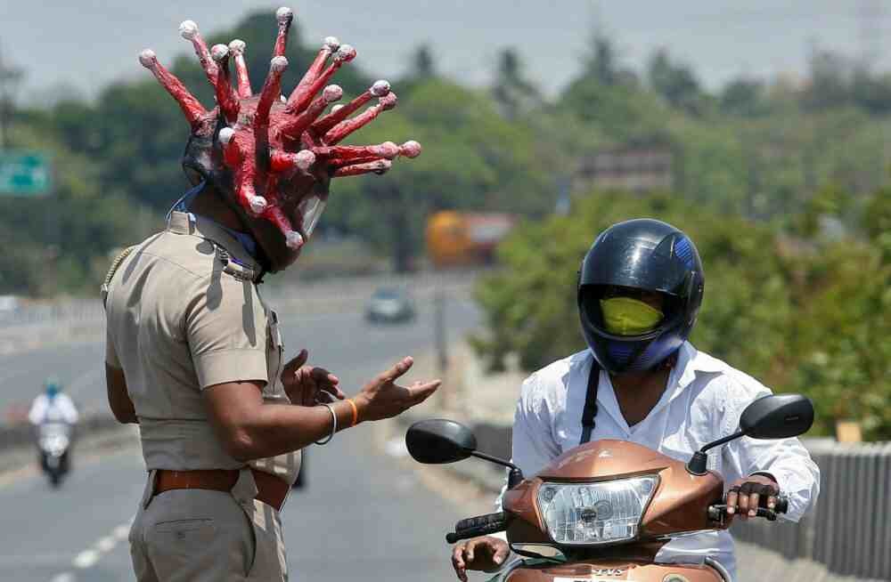 Үндістанда полицейлер коронавирус негізінде жасалған шлеммен шықты