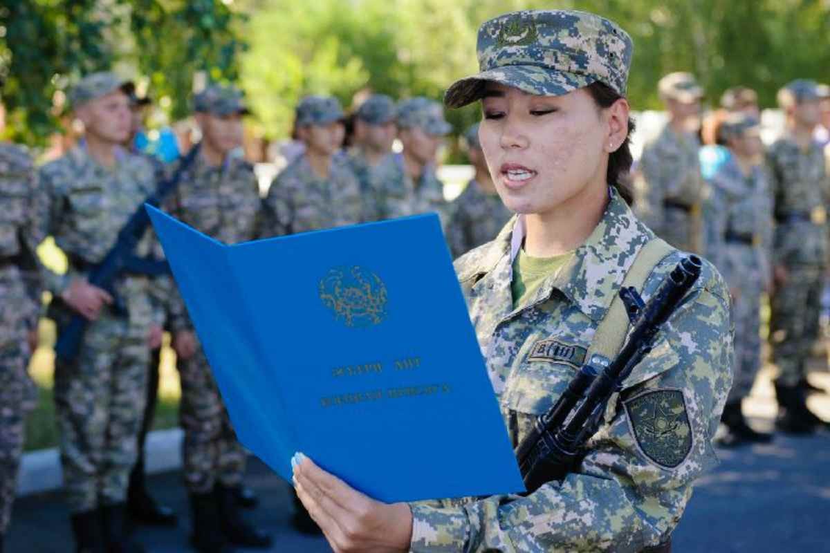женщина военная