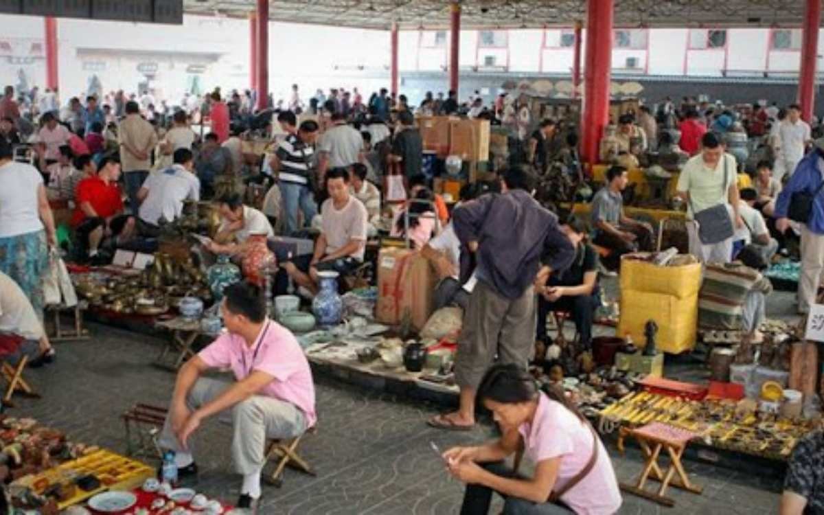 Китайский рынок телефон. Пекин рынок Паньцзяюань. Блошиный рынок Китай. Ночной рынок Дунхуамэнь. Блошиный рынок в Пекине.