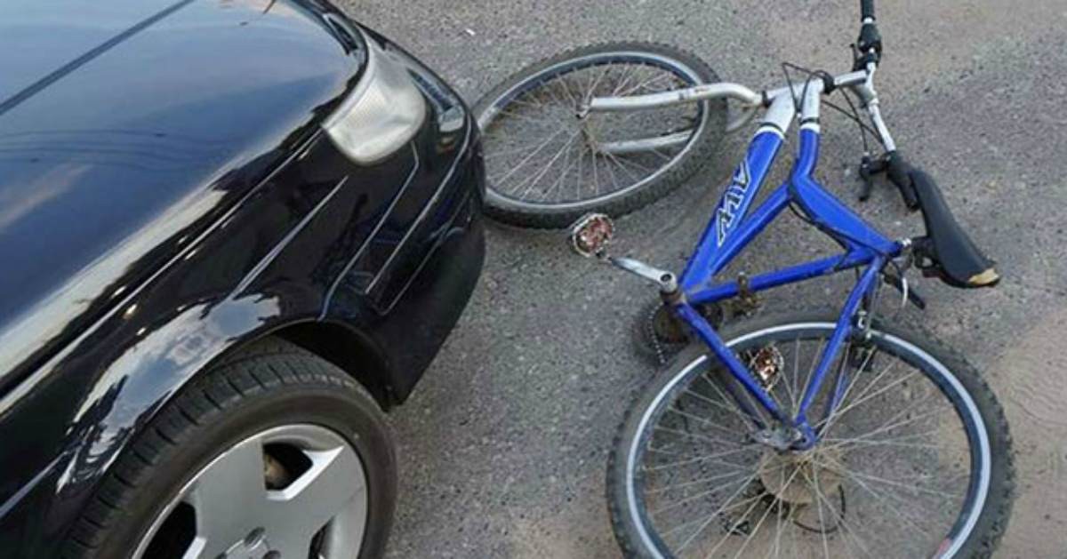 Велосипедист въехал. Наезд на велосипедиста автомобиля. Велосипед врезался в машину. Велосипед после аварии. Велосипед под колесами авто.