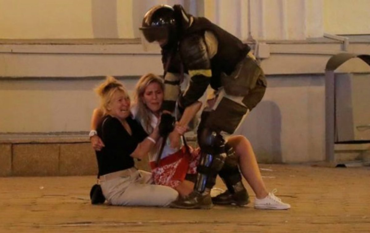 Үстел үстінде шағын көйлектегі секс фотосуреті