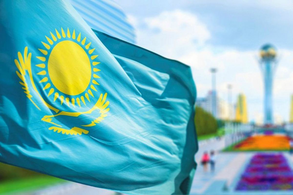 Казахстанский флаг фото