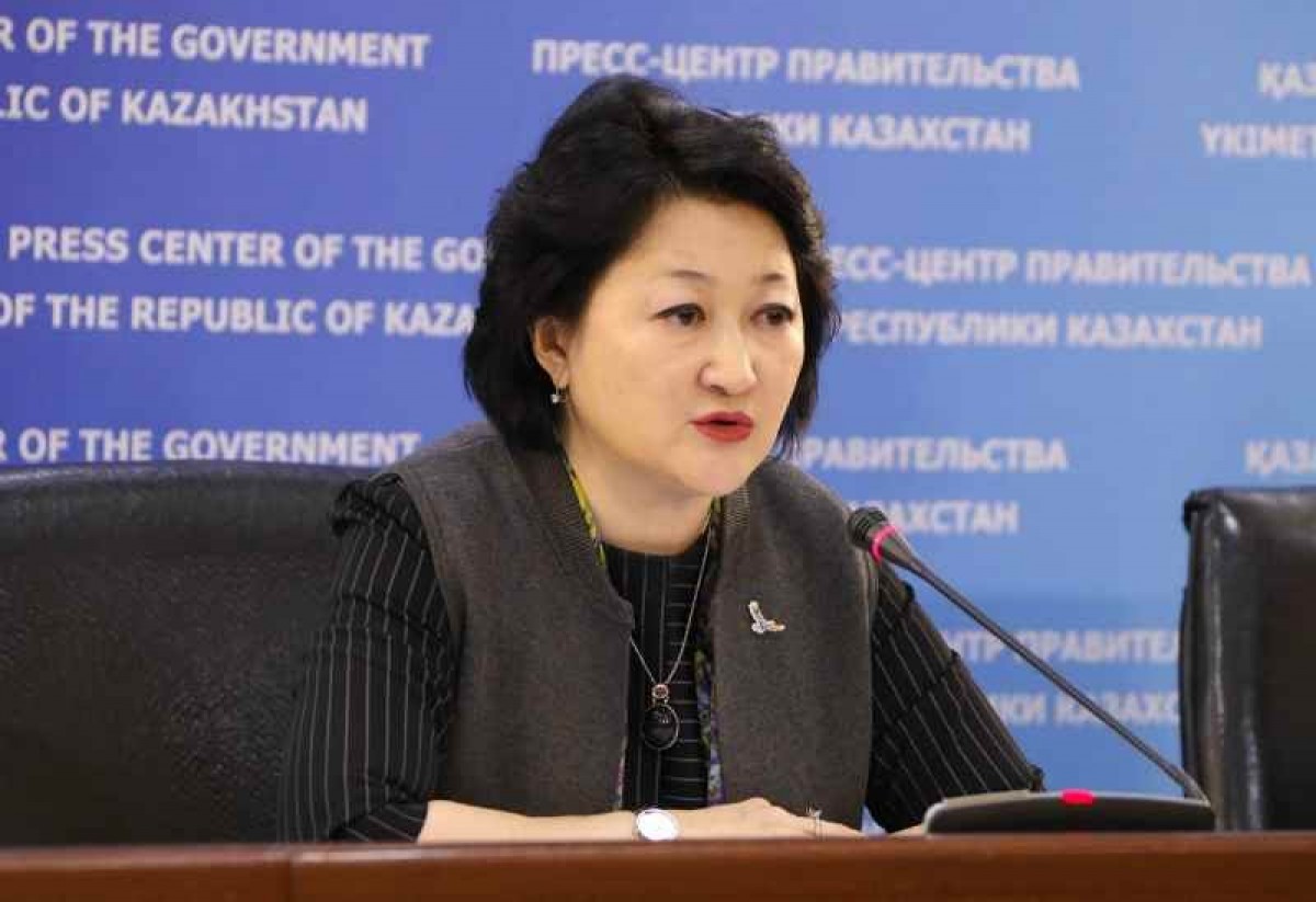 «Мұқағалидің мойнында өстім»: Мәдениет министрі өзіне айтылған сындардан кейін түнімен көз ілмегенін айтты