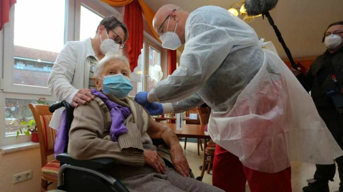 Германияда алғашқы вакцина 101 жастағы әйелге егілді