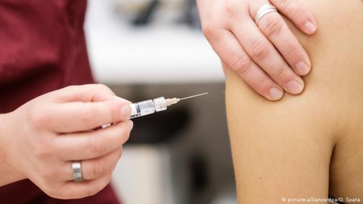 Қазақстанда бірқатар қызметкерлер үшін міндетті вакцина мен ПТР-тест тапсыру енгізіледі