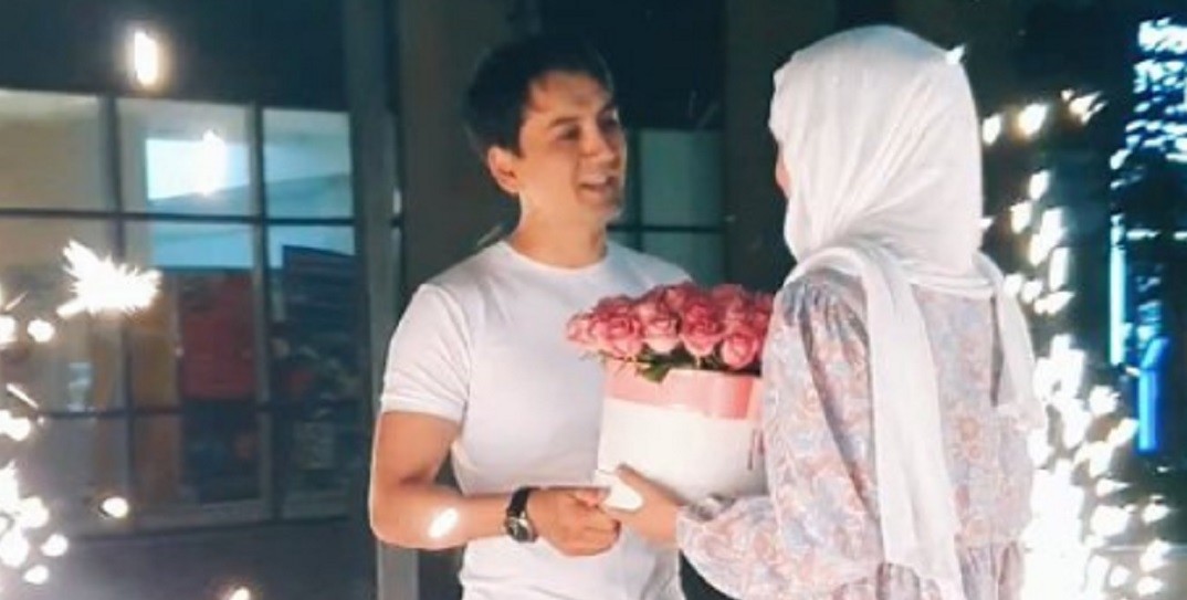 Төрт аяғында тұрған бағаналы әйелдің жасырын камера суреті.