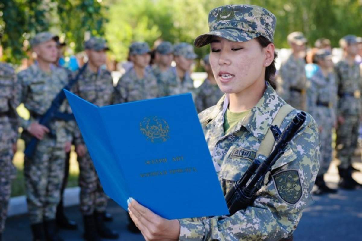 Форма казахстана. Женщины военные Казахстана. Присяга в армии Казахстана. Военная Кафедра для девушек. Казахские девушки военные.