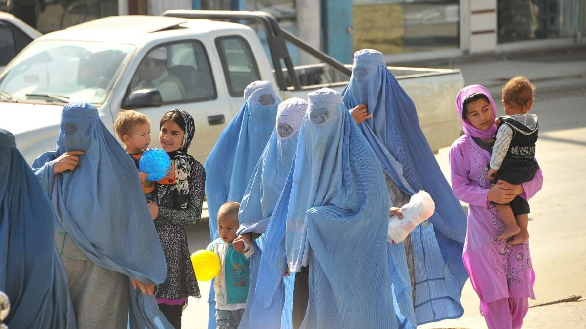 "Талибан" ер адамдардың жұмысын істейтін әйелдерге үйде отыруға бұйрық берді