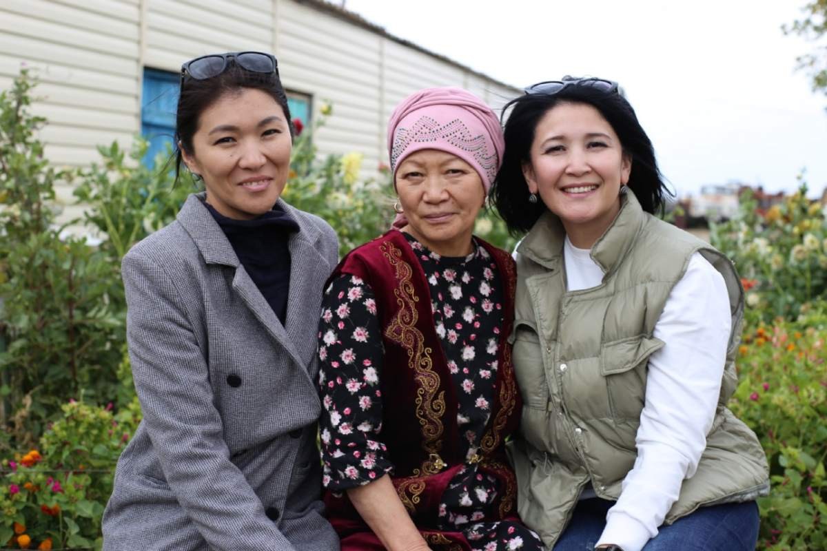 Ол бүкіл қолын оның есегіне қойды. Тек үйдегі порно сайт