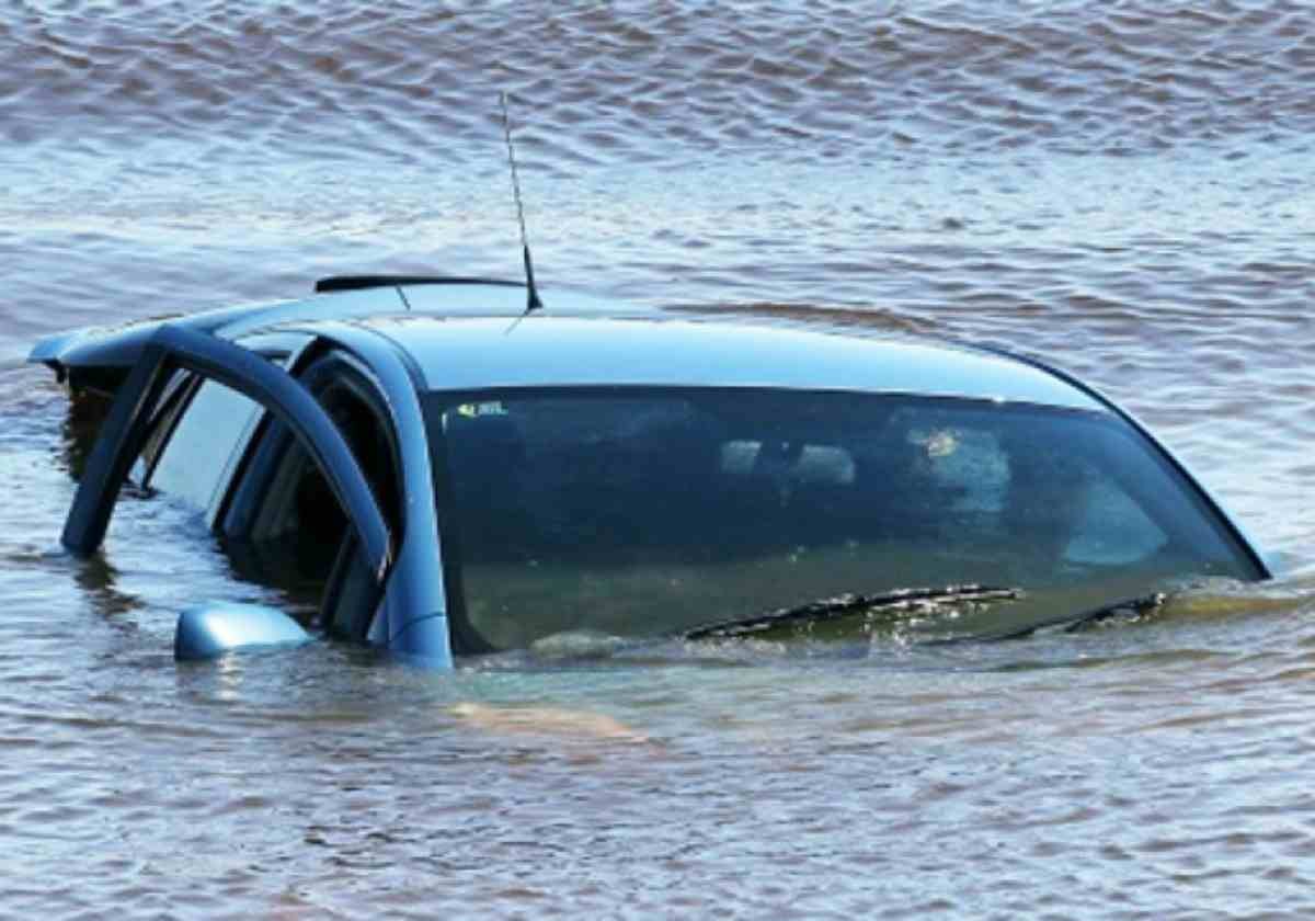 Машины падают в воду. Машина тонет. Утопленная машина. Машина в воде авария.