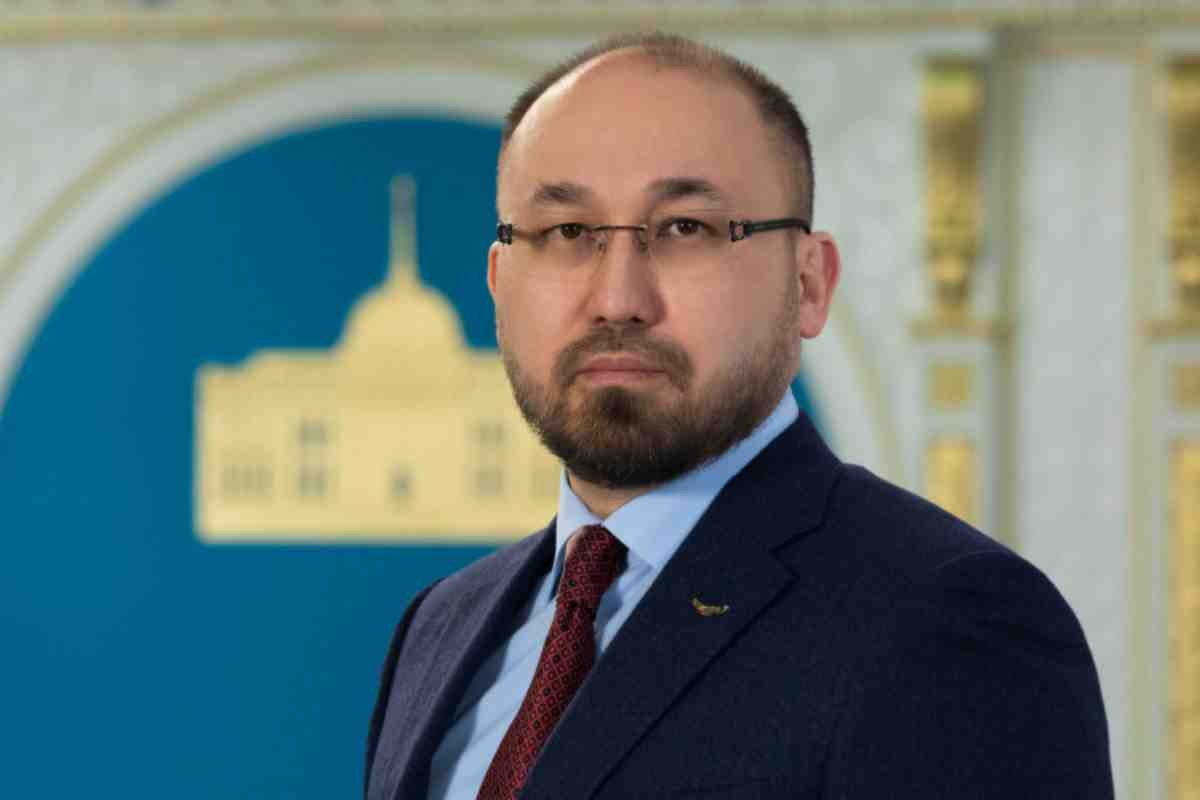 "Бұл – хайп": Дәурен Абаев министрлер мен әкімдердің жалақысы жайлы сұрайтын журналистерді сынға алды