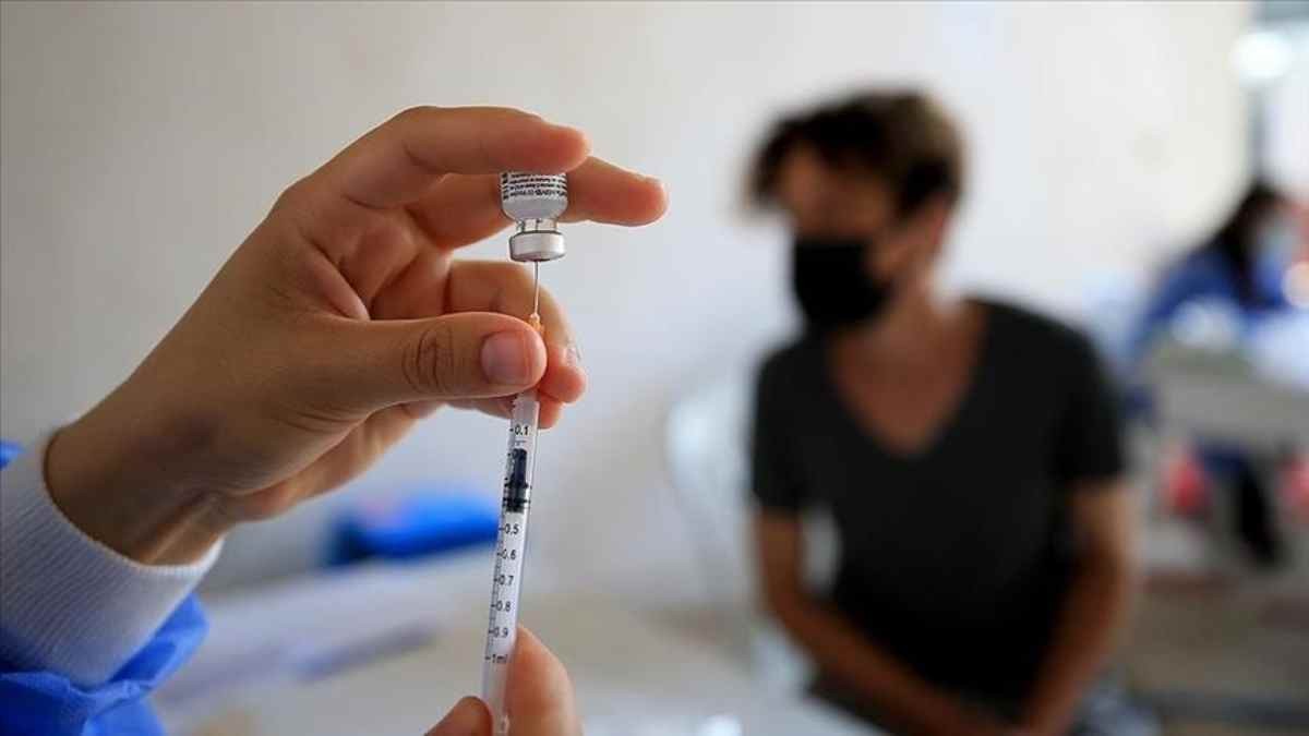 Ғалымдар: "Омикроннан" қорғану үшін вакцинаның үш дозасы қажет