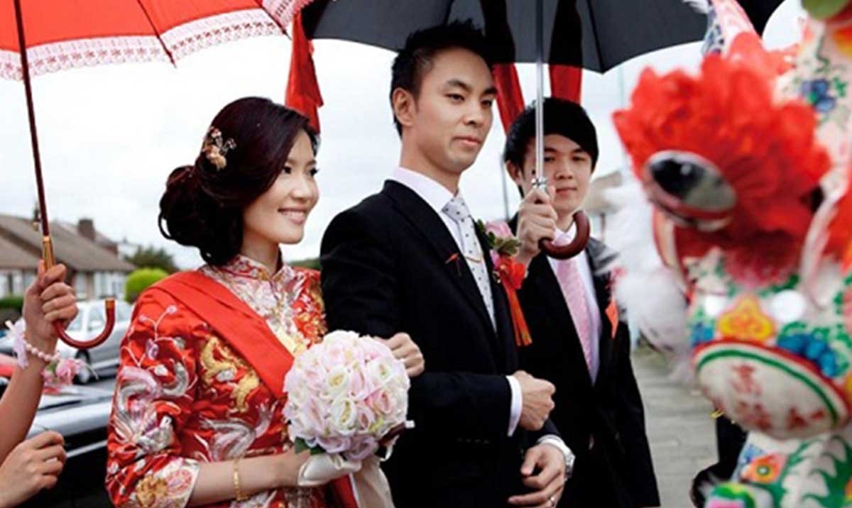 Китайский жених. Свадебные традиции в Китае. Свадебные обычаи в Китае. Китайская свадьба современная. Жених и невеста Китай.