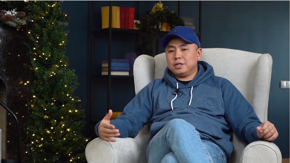 Оның юбкасының астына қарап Үлкен жопы бар порнография