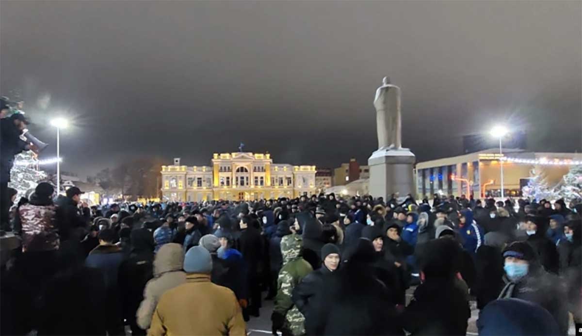 Что творится в казахстане сегодня. Митинг в Казахстане январь 2022. Казахстан протесты отставка правительства. События в Казахстане в январе 2022. Задержания на митинге в Казахстане 2022.