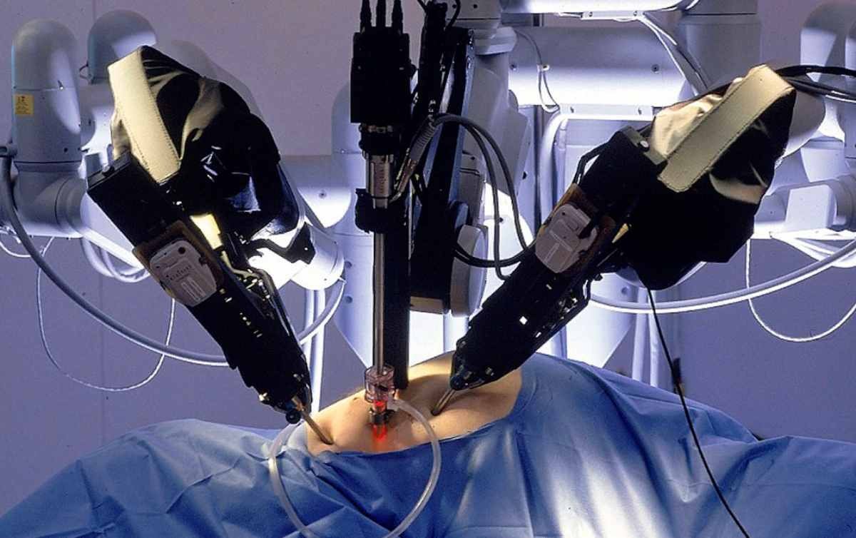 Робот-хирург адамның көмегінсіз ота жасады