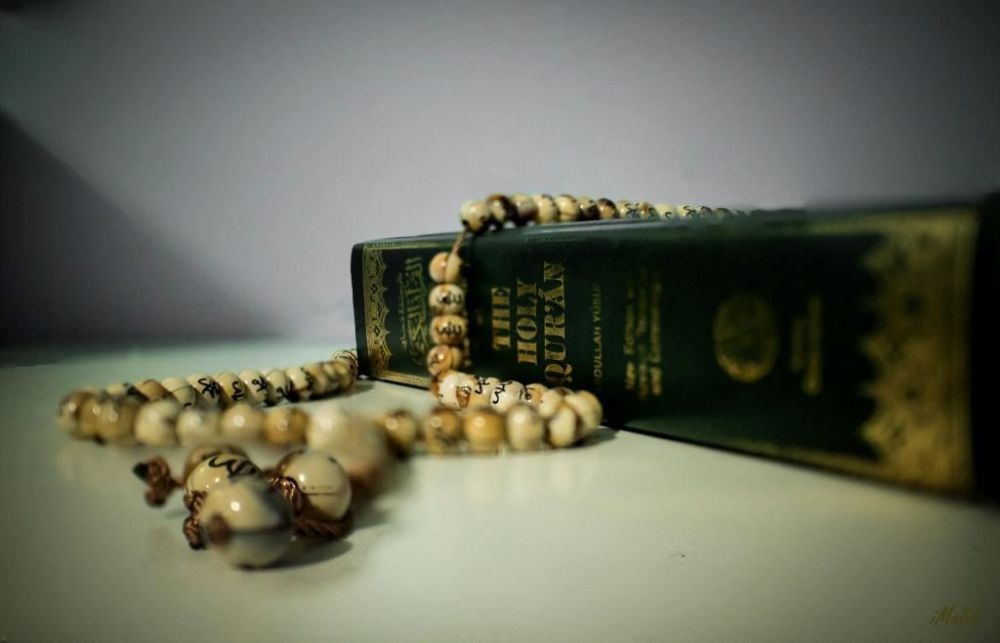 Тлка жігітті саусағымен есектен қағып, сиық жасайды