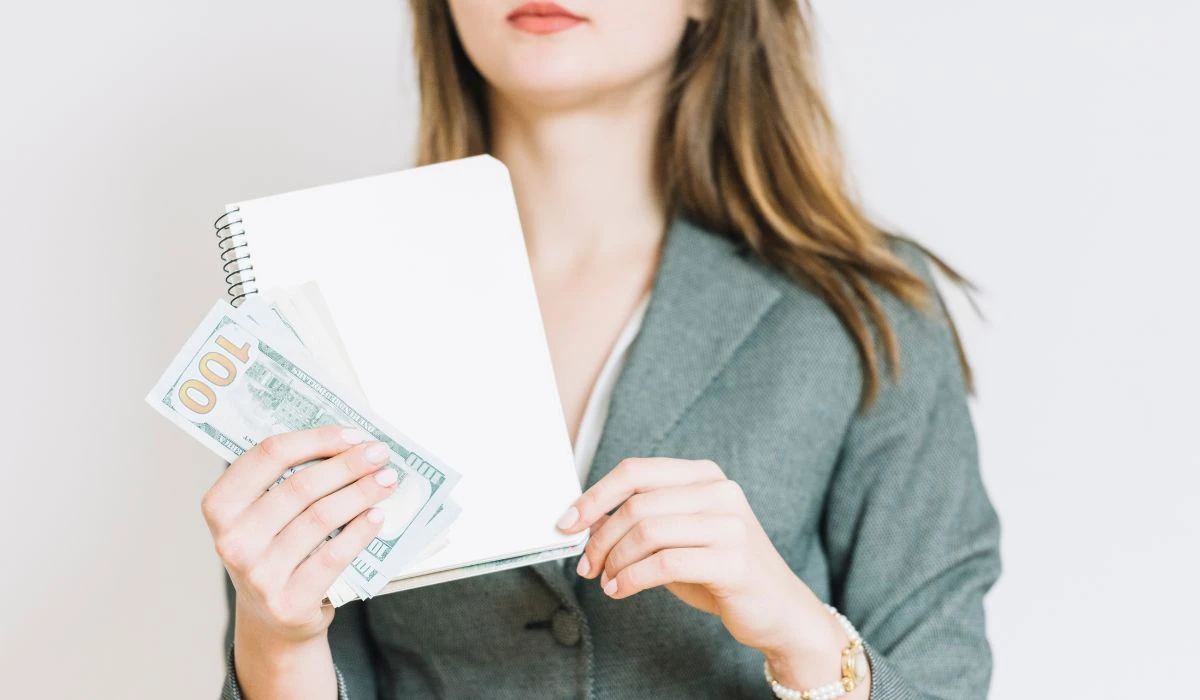 Әйел ақша ұстап тұр