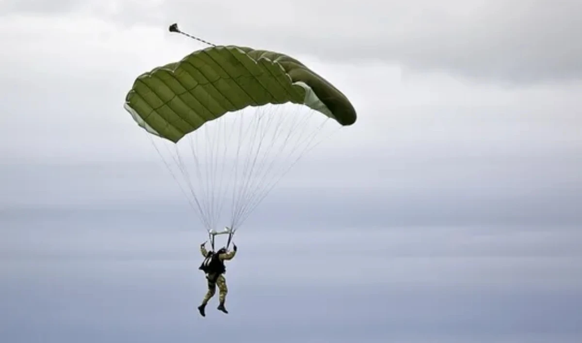 Парашютпен секірген сарбаз