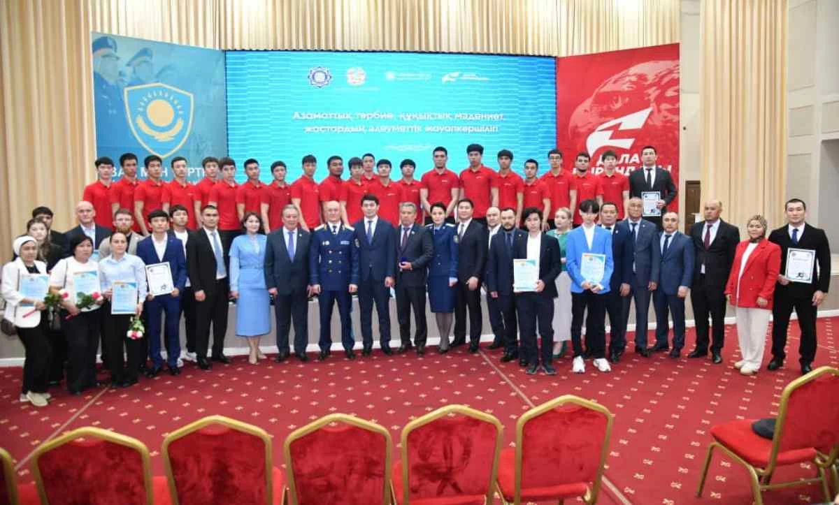 Атырау адамдар сахнада