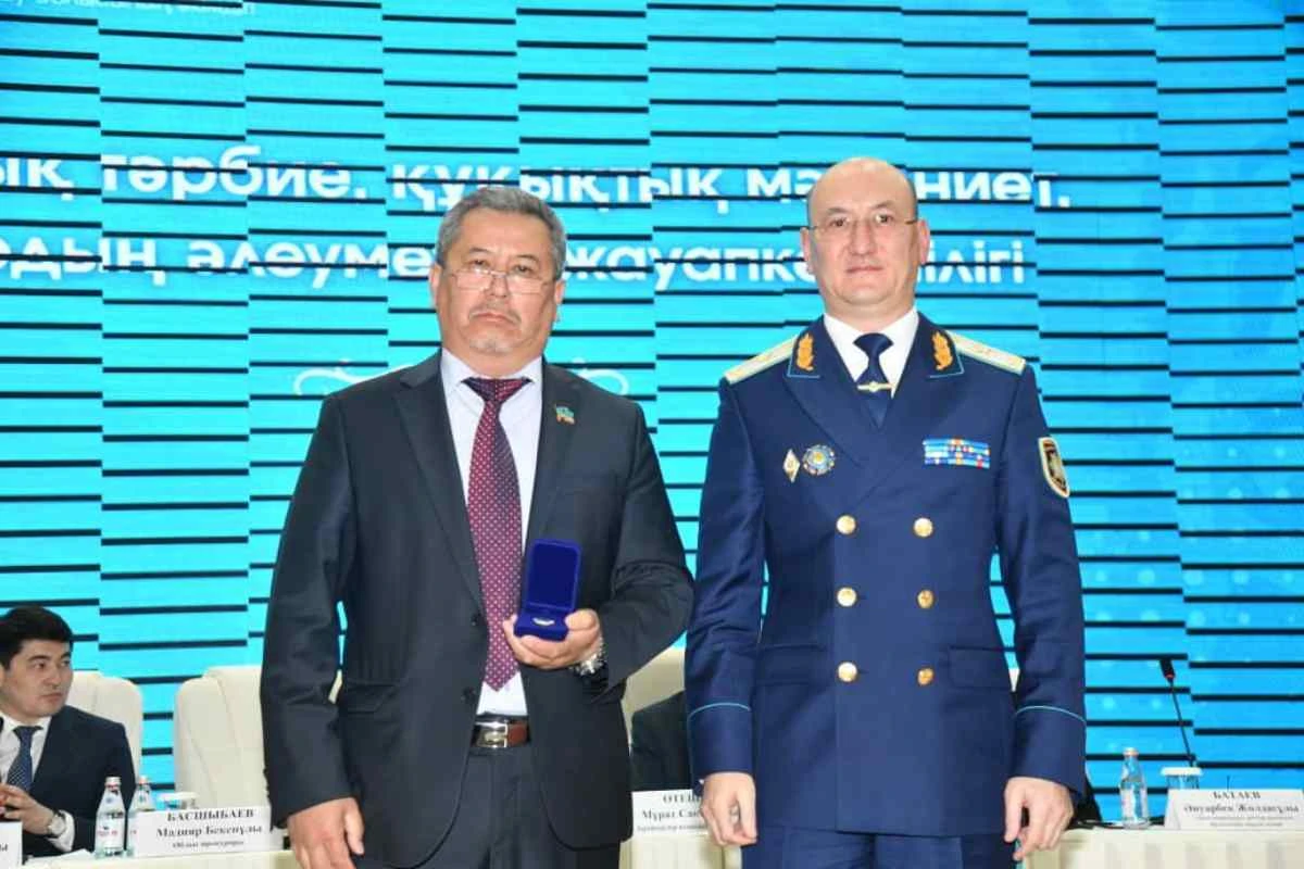 Атырау жиындағы екі адам