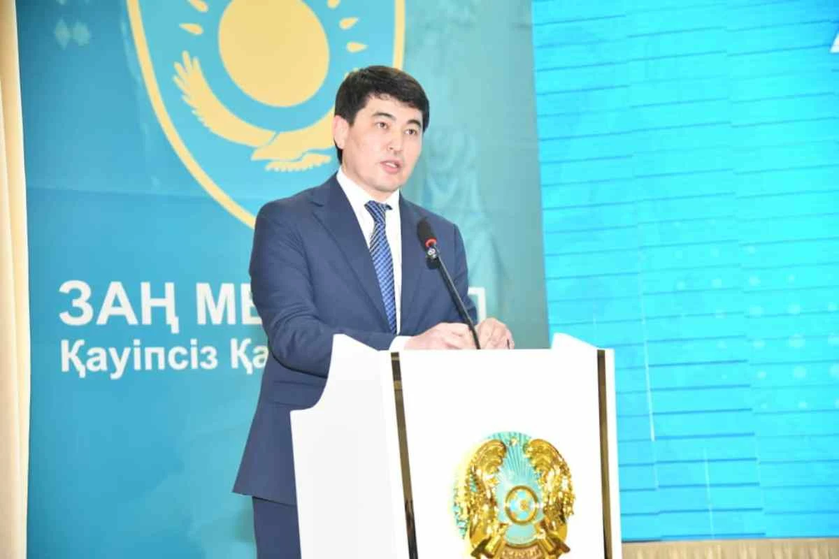 Жиында ер адам сөйлеп тұр