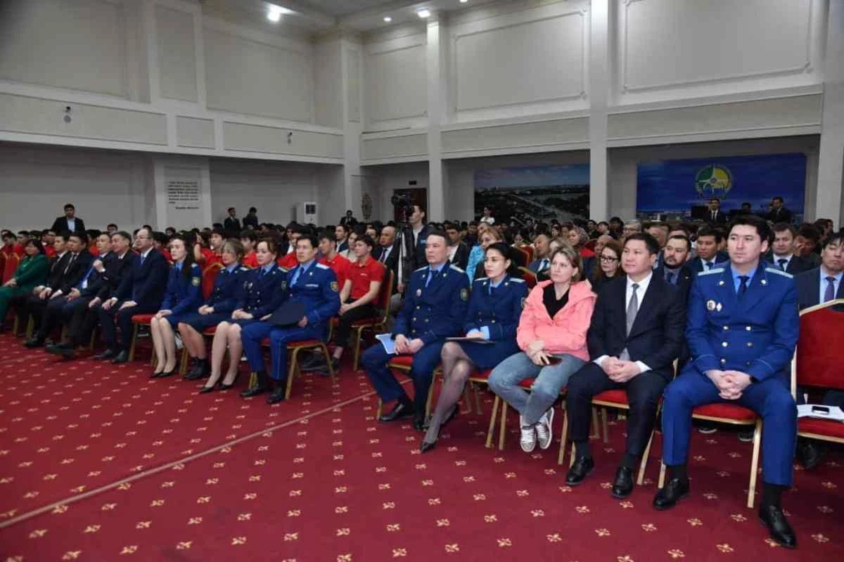 Залда отырған көрермен