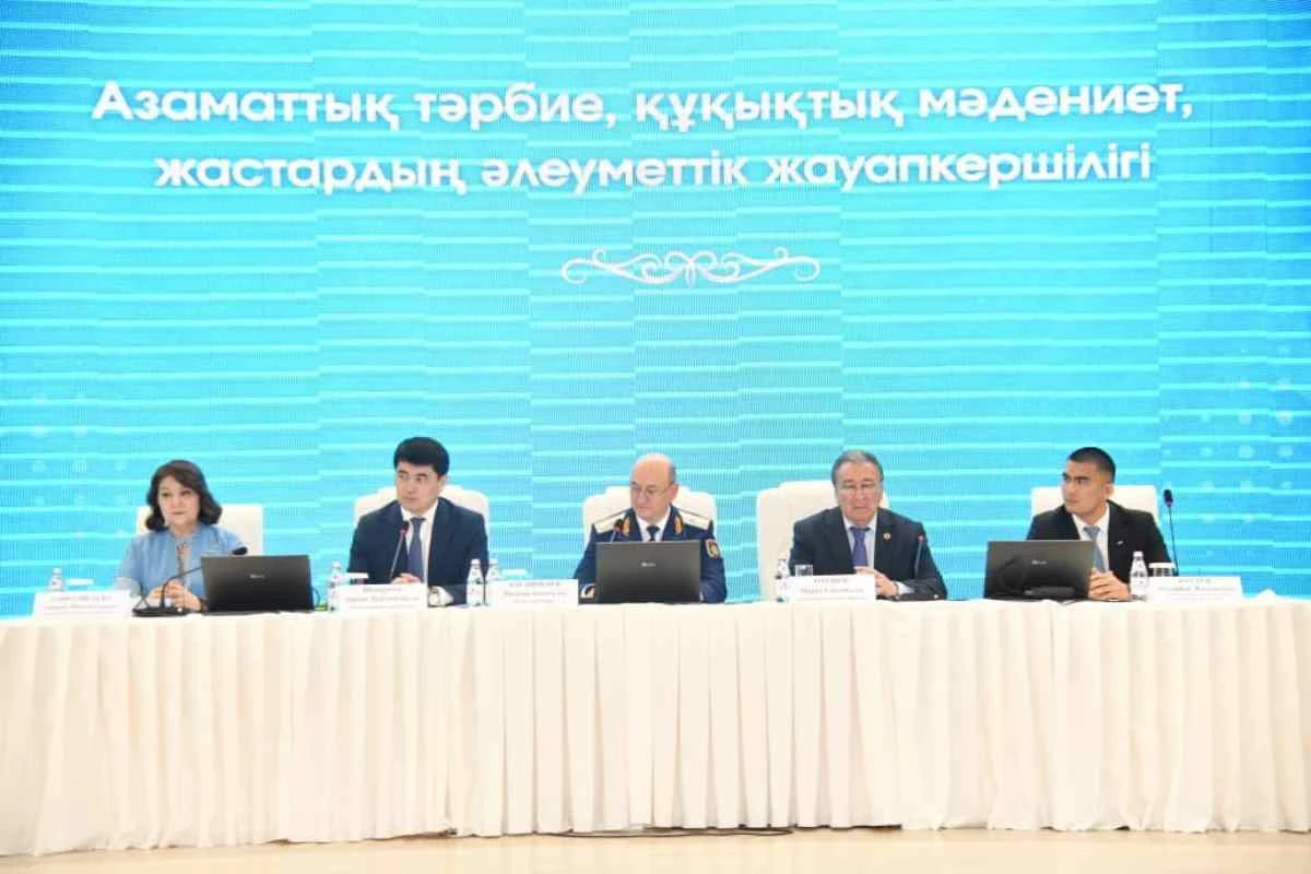 Сахнада спикерлер