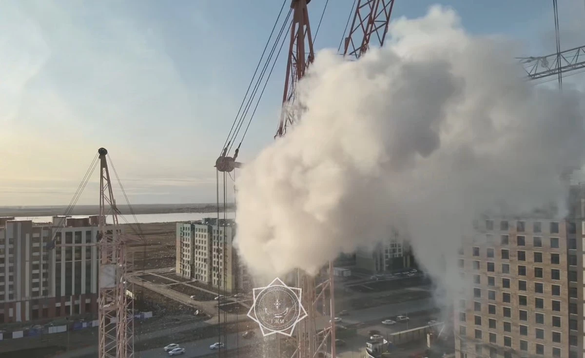 Өртеніп жатқан кран