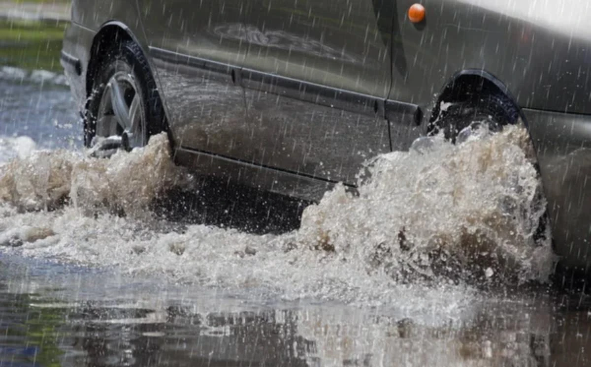 Су басқан жолдағы көлік