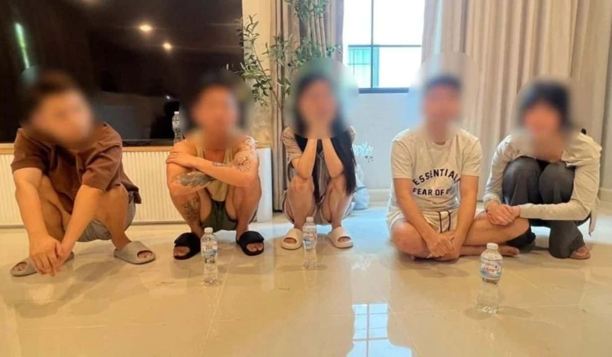 Қыз-жігіттер отыр