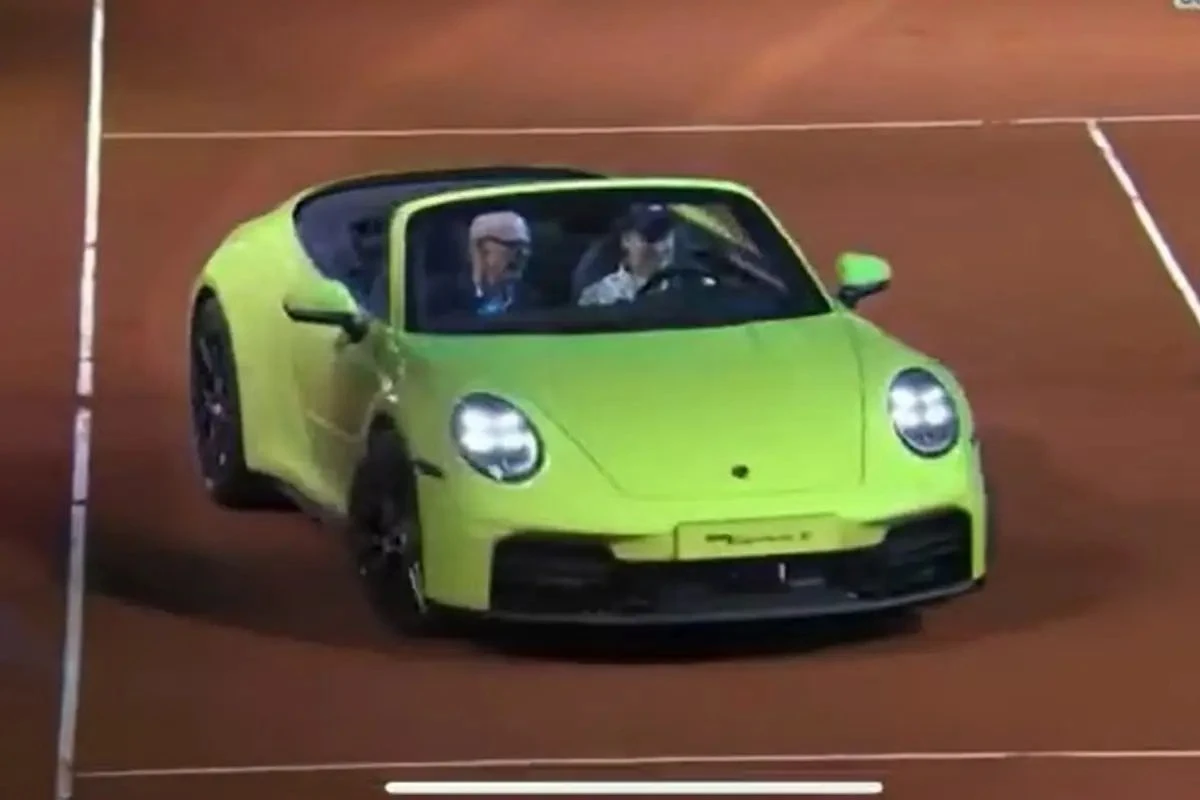 Елена Рыбакина көлікте