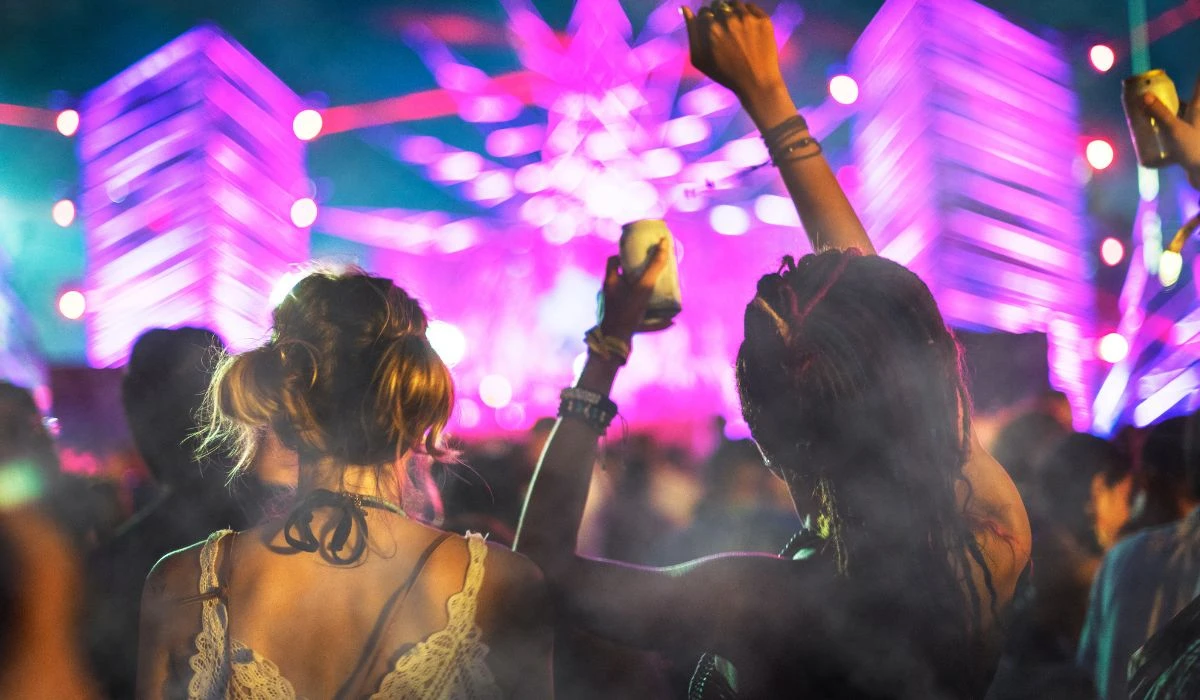 Концерттегі қыздар