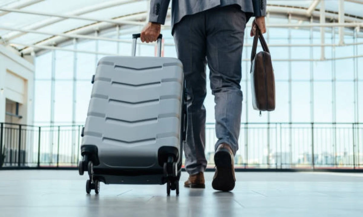 Чемодан ұстаған ер адам