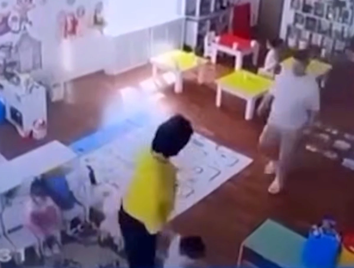 Балабақша тәрбиеші мен күштуі