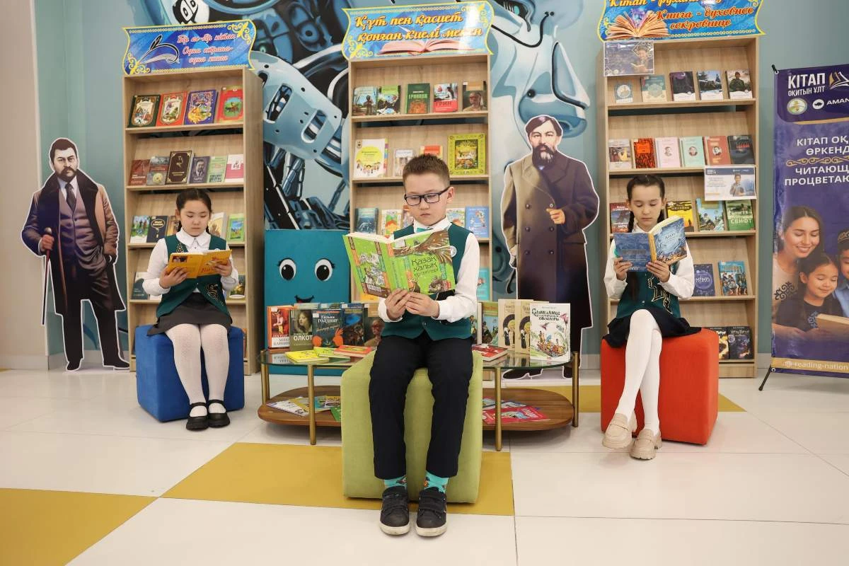 Кітап оқып отырған бала
